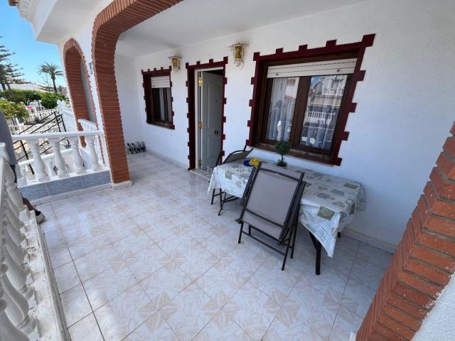 Casa adosada en venta en Torrevieja, Zona Carrefour Urbanizaciones. Dúplex con 3 dormitorios, garaje en sotano, piscina comunitaria y residencial cerrado y privado. Casas adosadas.