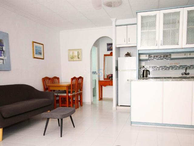 Casa adosada en venta en Torrevieja, Zona Carrefour Urbanizaciones. Esta fabulosa casa adosada de tres dormitorios y dos baños está enclavada en la tranquila zona de La Siesta, Torrevieja.