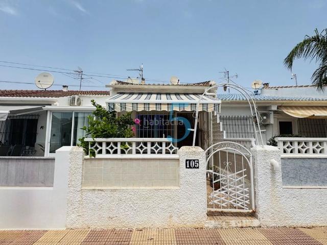 Casa adosada en venta en Torrevieja, Zona Carrefour Urbanizaciones. Esta fantástica casa adosada completamente amueblada de un dormitorio y un baño está situada en la bien cuidada urbanización de.