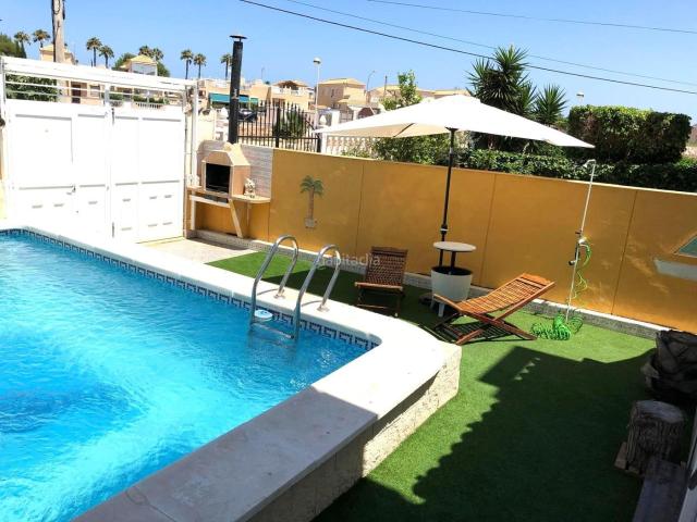 Casa adosada en venta en Torrevieja, Zona Carrefour Urbanizaciones. Exclusivo adosado con piscina privada, jardín y solárium a solo 6 minutos de la playa en la mata Torrevieja. Casas adosadas.