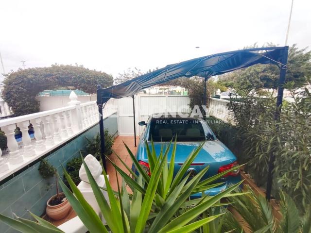 Casa adosada en venta en Torrevieja, Zona Carrefour Urbanizaciones. Fantástico adosado con solárium y maravillosas vistas a la laguna rosa de Torrevieja, Alicante, Costa Blanca. Casas adosadas.