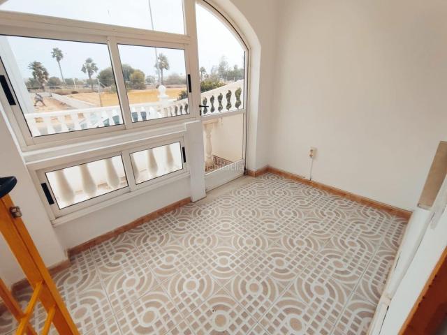 Casa adosada en venta en Torrevieja, Zona Carrefour Urbanizaciones. Fantástico adosado de dos plantas con licencia turística en Torrevieja, Alicante, Costa Blanca. Casas adosadas.