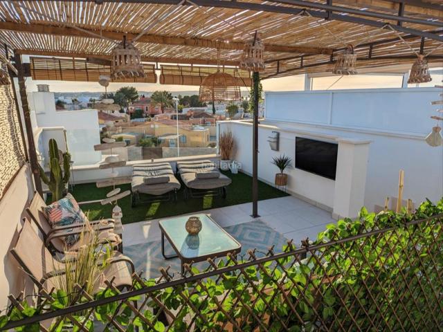 Casa adosada en venta en Torrevieja, Zona Carrefour Urbanizaciones. Propiedad como nueva en muy buena ubicación en Torrevieja, bonitas vistas y piscina con jacuzzi. Casas adosadas.
