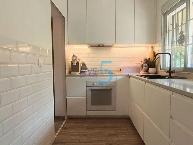Casa adosada en venta en Torrevieja, Zona Carrefour Urbanizaciones. Precioso cuádruple modernizado de 2 dormitorios con un gran jardín reformado, solario en la azotea y cerca de la piscina, El.