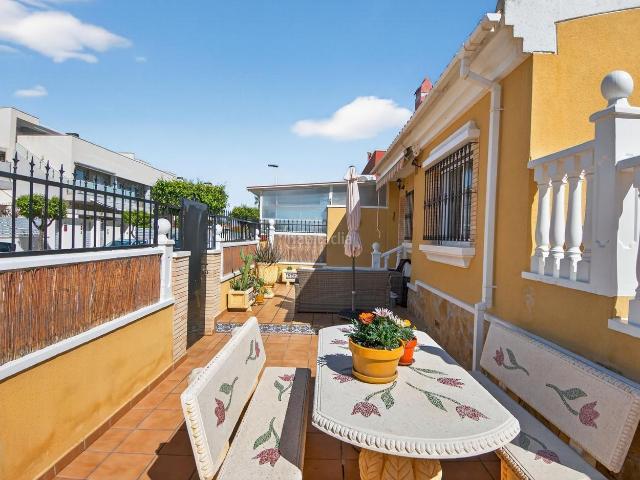 Casa adosada en venta en Torrevieja, Zona Carrefour Urbanizaciones. Sunlake I Adosado en esquina con jardín y solárium, 3 dormitorios. Casas adosadas.