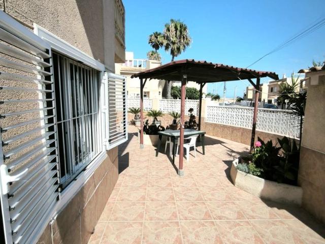 Casa adosada en venta en Torrevieja, Zona los Frutales. Casa adosada de esquina con 5 dormitorios y vistas al mar en la zona de Los Frutales, Torrevieja. Amplia parcela, aparcamiento, ga. Casas.