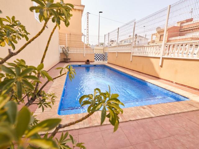 Casa adosada en venta en Torrevieja, Zona los Frutales. Casa adosada en Los Frutales, Torrevieja con piscina comunitaria y tres plazas de garaje. Esta casa de tres niveles cuenta con air. Casas.