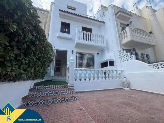 Casa adosada en venta en Torrevieja, Zona los Frutales. Casa reformada con terraza, en la provincia de Alicante, en la ciudad de Torrevieja. 3 habitaciones 93 m² 800 metros del mar. Casas adosadas.