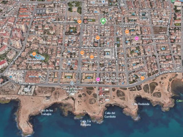 Casa adosada en venta en Torrevieja, Zona los Frutales. Este encantador townhouse estaacute situado en una de las zonas maacutes demandadas de Torrevieja, a pocos minutos a pie de la Pla. Casas.