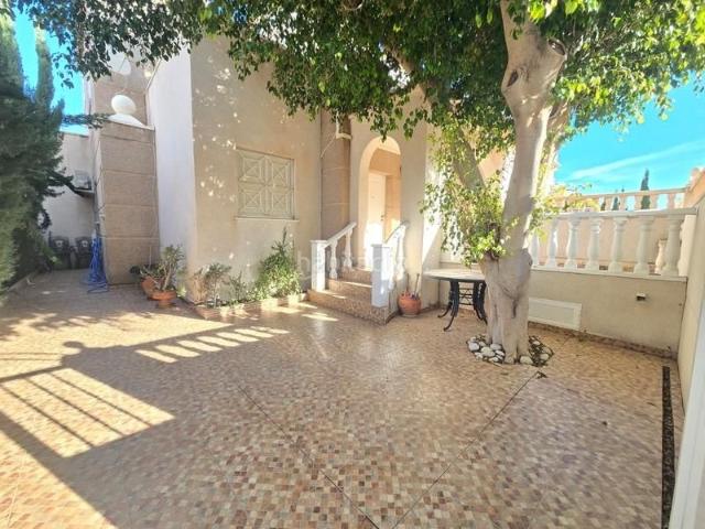 Casa adosada en venta en Torrevieja, Aguas Nuevas. Chalet Adosado en Torrevieja de 3 dormitorios y 2 baños. Casas adosadas.