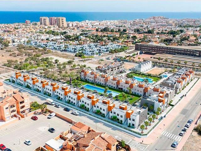 Casa adosada en venta en Torrevieja, Aguas Nuevas. Adosado en venta en Aguas Nuevas, 2 dormitorios. Casas adosadas.