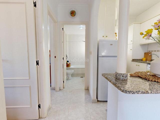 Casa adosada en venta en Torrevieja, Aguas Nuevas. Bungalow en planta alta en Torrevieja terraza, jardín y piscina en urbanización cerrada. Casas adosadas.