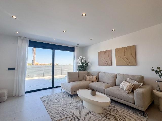 Casa adosada en venta en Torrevieja, Aguas Nuevas. Estas exclusivas villas se encuentran en la codiciada zona de Aguas Nuevas, en Torrevieja, Alicante. Con un total de 46 viviendas. Casas adosadas.
