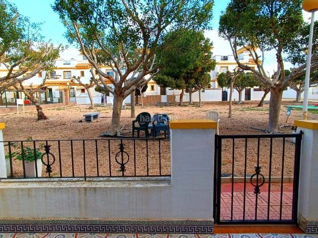 Casa adosada en venta en Torrevieja, Aguas Nuevas. Fantástica casa adosada de tres dormitorios orientada al sur con vistas al parque en Aguas Nuevas, Torrevieja! Situada en la muy c. Casas adosadas.