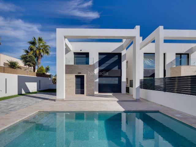 Casa adosada en venta en Torrevieja, Aguas Nuevas. SE VENDE Bonita villa junto al mar Mediterraneo Chalet en ALICANTE. Casas adosadas.