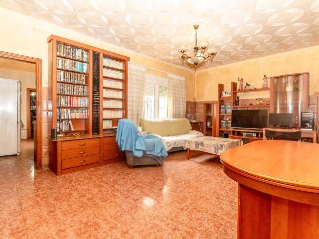 Casa adosada en venta en Torrevieja, Antonio Machado. REF EZ005Casa adosada con 4 dormitorios y 1 bantildeo, ubicada en una zona tranquila del centro de Torrevieja. Escondida en una tr. Casas adosadas.