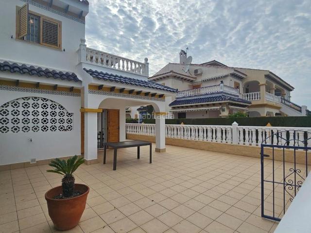 Casa adosada en venta en Torrevieja, Cañada del Molino. Adosado en esquina con gran parcela a 500m de la playa. Casas adosadas.