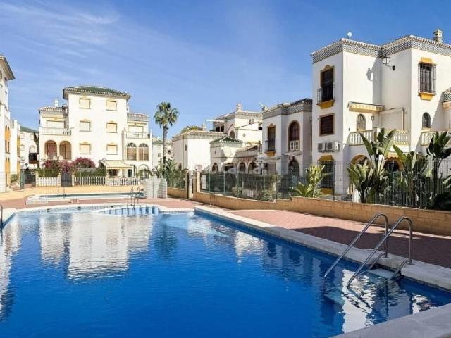 Casa adosada en venta en Torrevieja, Cañada del Molino. Dúplex de 3 dormitorios cerca del mar Molino Blanco, Torrevieja. Casas adosadas.