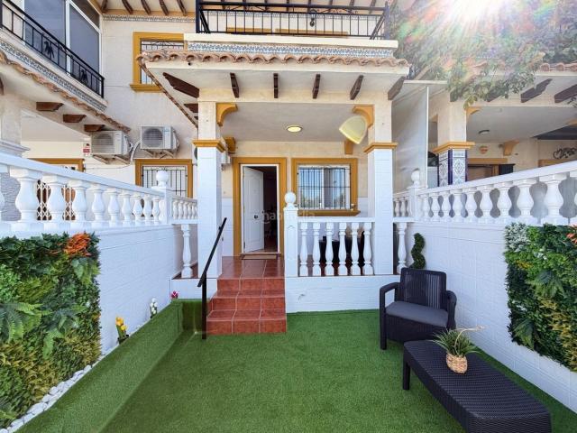 Casa adosada en venta en Torrevieja, Centro Muelle Pesquero. Casas adosadas.