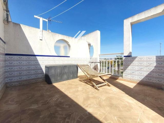 Casa adosada en venta en Torrevieja, Centro Muelle Pesquero. Piscina privada y solárium cerca del mar. Casas adosadas.