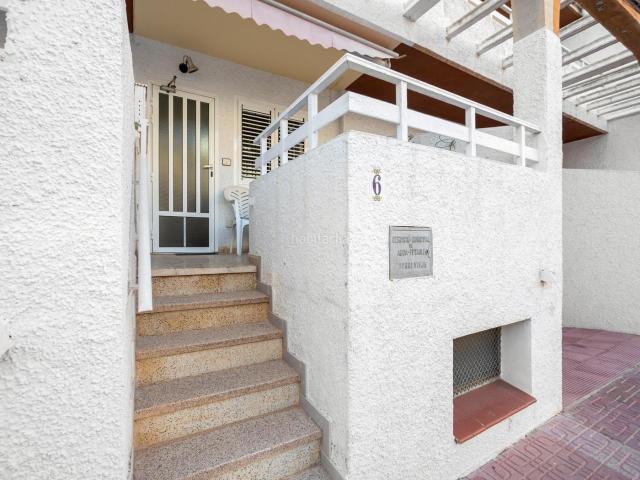 Casa adosada en venta en Torrevieja, El Acequión. Adosado de dos plantas con terraza patio GARAJE CERRADO a 350m de la playa del Acequión. Casas adosadas.
