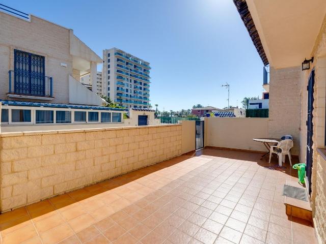 Casa adosada en venta en Torrevieja, La Veleta. Casa adosada espaciosa, luminosa y bien cuidada aprox. 105 m2 terrazas con gran piscina comunitaria, a solo 200 m del mar y a 350. Casas adosadas.
