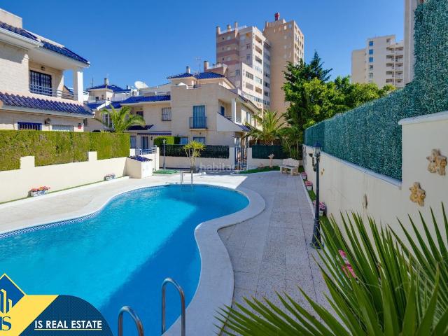 Casa adosada en venta en Torrevieja, La Veleta. Casa con piscina comunitaria en la provincia de Alicante, en Torrevieja. 3 habitaciones 105 m² 200 metros del mar. Casas adosadas.