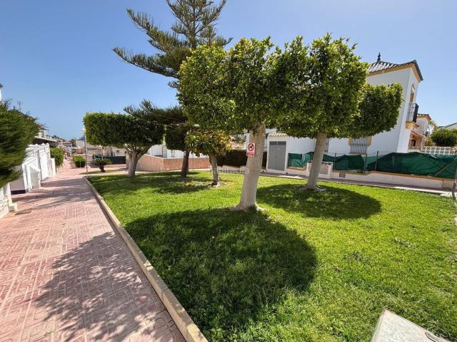 Casa adosada en venta en Torrevieja, Los Balcones Los Altos. Adosado de 4 dormitorios, 2 baños en Los Altos Orihuela Costa con 2 Piscinas, Solárium y Gran Sótano. Casas adosadas.