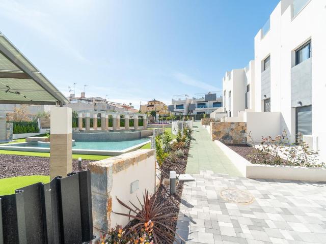 Casa adosada en venta en Torrevieja, Los Balcones Los Altos. Bungalow en planta baja con 57 m2 de terrazas en un entorno premium. Casas adosadas.