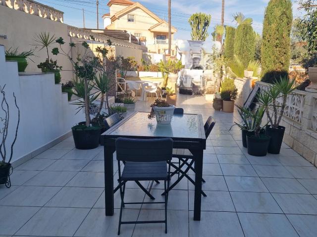 Casa adosada en venta en Torrevieja, Los Balcones Los Altos. Chalet con vistas a la Laguna Rosa y gran terraza en Los Balcones, Torrevieja. Casas adosadas.
