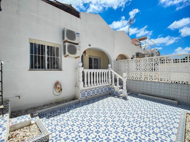 Casa adosada en venta en Torrevieja, Los Balcones Los Altos. Descubra este encantador bungalow en planta baja en ventaampnbspen la consolidada urbanizacioacuten Lago Jardiacuten II, en Los Al. Casas.
