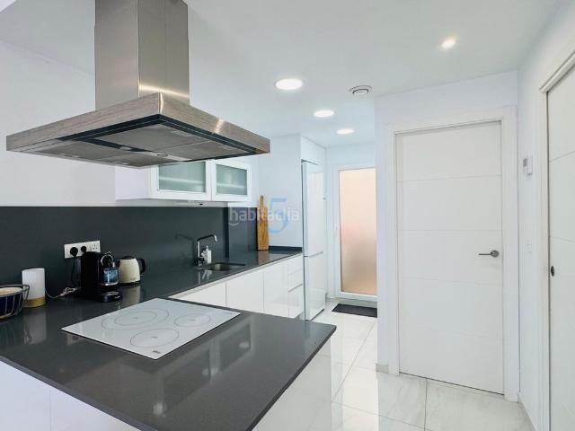 Casa adosada en venta en Torrevieja, Los Balcones Los Altos. Esta impresionante y contemporánea casa adosada en Los Balcones es la elección perfecta para quienes buscan una vivienda moderna e. Casas.