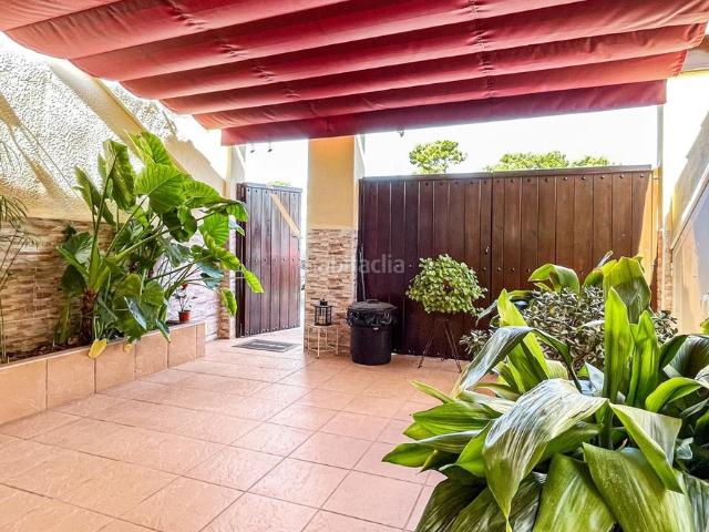 Casa adosada en venta en Torrevieja, Los Balcones Los Altos. Ubicado a tan solo 50 metros de un conocido club de tenis con piscina, restaurante y gimnasio, este espacioso chalet adosado ofrec. Casas.