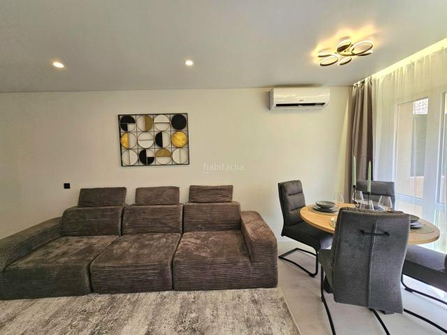 Casa adosada en venta en Torrevieja, Los Europeos. Adosado de tres dormitorios completamente reformado en la zona de Los Europeos, La Mata, Torrevieja. Placas solares, dos terrazas. Casas adosadas.