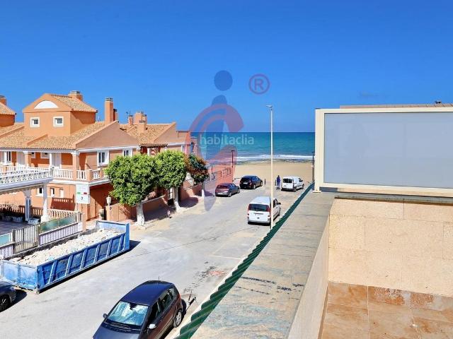 Casa adosada en venta en Torrevieja, Los Europeos. Increíble oportunidad! bungalow adosado con garaje en La Mata a 10 metros de la Playa. Casas adosadas.