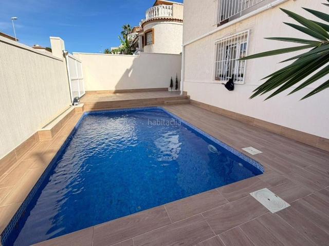 Casa adosada en venta en Torrevieja, Miramar Torre del Moro. Casa adosada reformada de dos plantas aprox. 110 m terrazas con 4 dormitorios, 4 baños, piscina privada, amplia piscina comunitar. Casas.