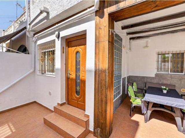 Casa adosada en venta en Torrevieja, Nueva Torrevieja. MAGNÍFICA CASA ADOSADA EN LA ESQUINA EN CALAS BLANCAS, EN TORREVIEJA, COMPLETAMENTE RENOVADA. Casas adosadas.