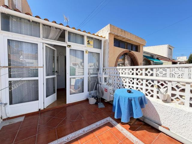 Casa adosada en venta en Torrevieja, Nueva Torrevieja. ADOSADO EN NUEVA TORREVIEJA CON PARCELA Y SOLARIUM ACRISTALADO Y TRASTERO. 1 DORM. 1 BAÑO. SUPERFICIE DE 43 M2. Casas adosadas.