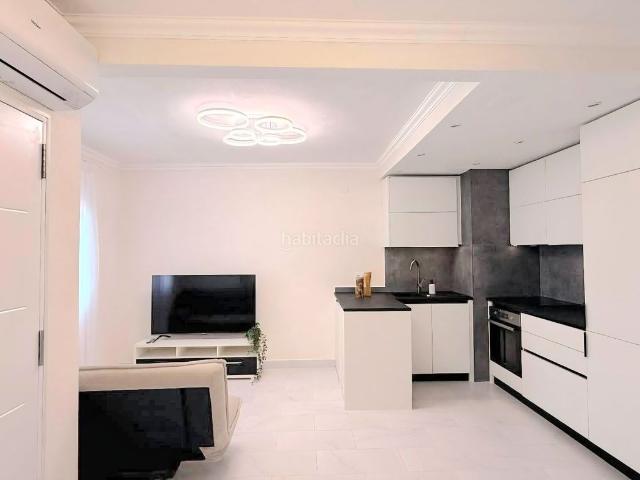 Casa adosada en venta en Torrevieja, Nueva Torrevieja. Casa adosada de tres dormitorios completamente reformada en la popular urbanización Calas Blancas, zona Nueva Torrevieja, ciudad d. Casas.