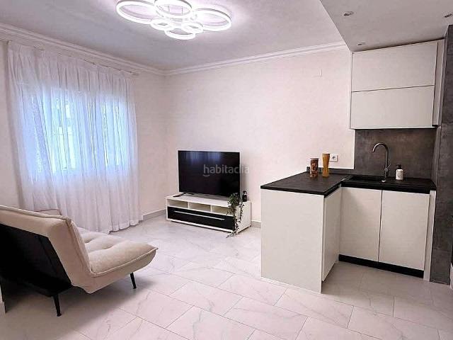 Casa adosada en venta en Torrevieja, Nueva Torrevieja. Casa adosada reformada 70 m2 terrazas en Calas Blancas. Varias terrazas, gran piscina comunitaria, cerca del centro y a tan solo. Casas adosadas.
