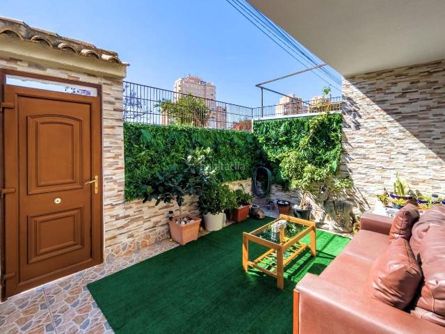 Casa adosada en venta en Torrevieja, Nueva Torrevieja. Casa adosada reformada y luminosa aprox. 77 m2 con terrazas orientadas al oeste, aparcamiento en la parcela, cerca del centro y a. Casas adosadas.