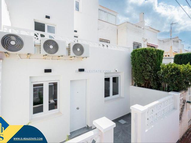 Casa adosada en venta en Torrevieja, Nueva Torrevieja. Casa reformada con piscina comunitaria en Torrevieja, provincia de Alicante. 3 habitaciones 102 m² 800 metros al mar. Casas adosadas.