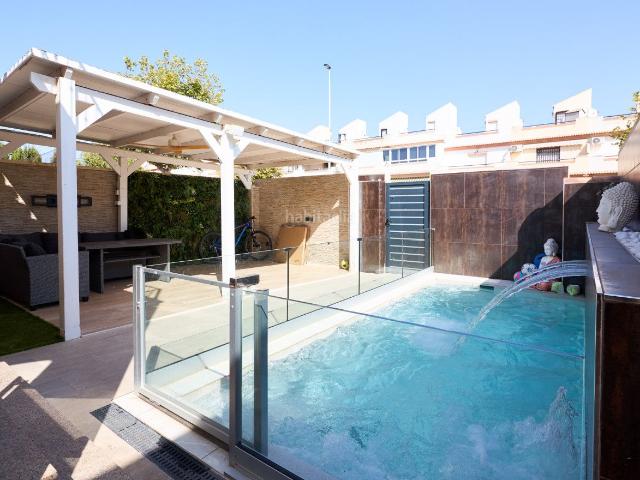 Casa adosada en venta en Torrevieja, Parque Acuático Sector 25. Amplio adosado ideal para vivir permanentemente en una de las mejores zonas residenciales de Torrevieja Aguas Nuevas. 2 plantas h.