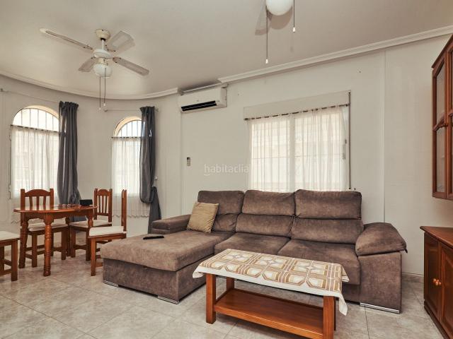 Casa adosada en venta en Torrevieja, Parque Acuático Sector 25. Casa adosada en Aguas Nuevas, Torrevieja con piscina comunitaria, terraza privada y aparcamiento. Esta propiedad de 2 dormitorios.