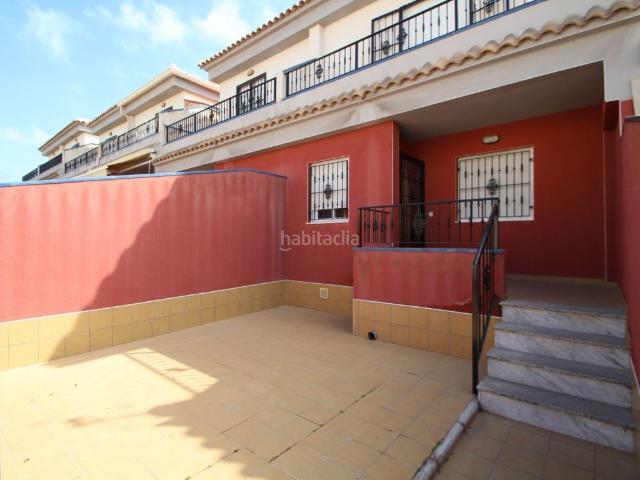 Casa adosada en venta en Torrevieja, Parque Acuático Sector 25. Dúplex adosado con piscina comunitaria en Aguas Nuevas, Torrevieja. Casas adosadas.