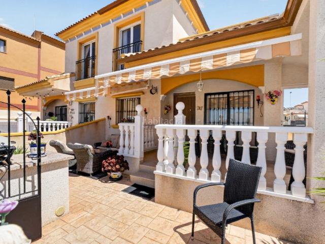 Casa adosada en venta en Torrevieja, Parque Acuático Sector 25. GRAN CASA ADOSADA ORIENTADA AL SUR EN LA URBANIZACIÓN POPULAR DE BAHÍA BLANCA AGUAS NUEVAS SECTOR 25. Casas adosadas.