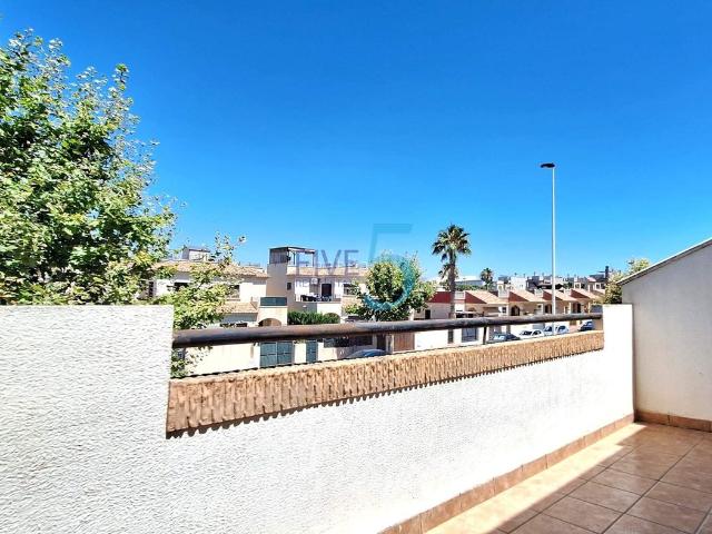 Casa adosada en venta en Torrevieja, Parque Acuático Sector 25. Listo para mudarte! Se vende precioso townhouse en Torrevieja en perfecto estado. Cuenta con 3 habitaciones, 2 baños y una fantást.