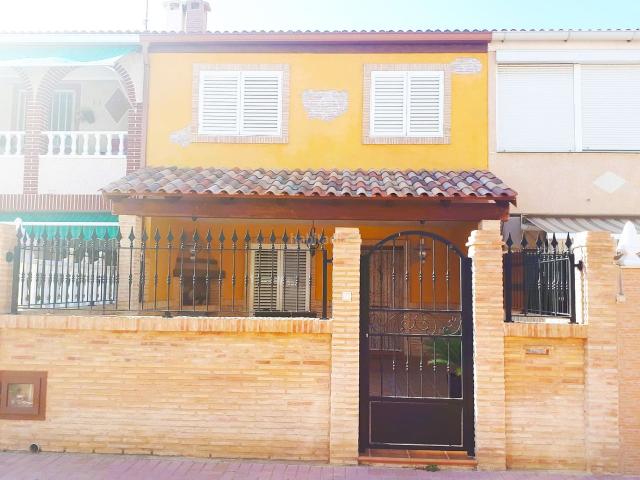 Casa adosada en venta en Torrevieja, Playa de los Náufragos. CHALET ADOSADO EN C. MAESTRO QUINO, TORREVIEJA, ALICANTE. Casas adosadas.