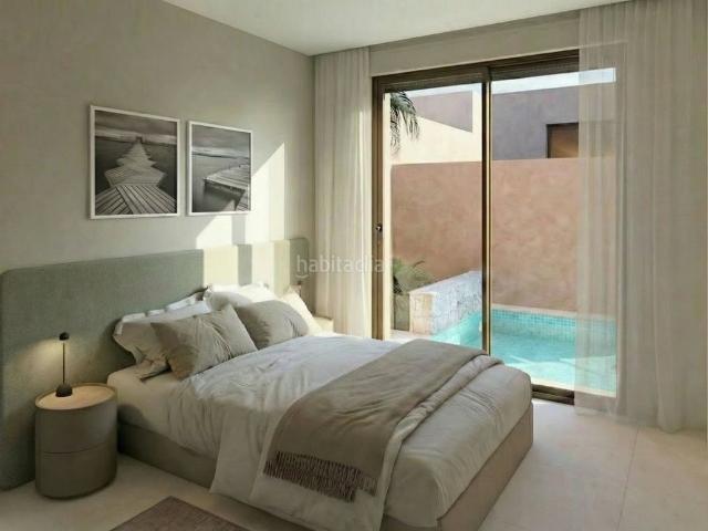 Casa adosada en venta en Torre Pacheco, Roldán. Adosado de diseño con piscina privada y solárium. Casas adosadas Torre.