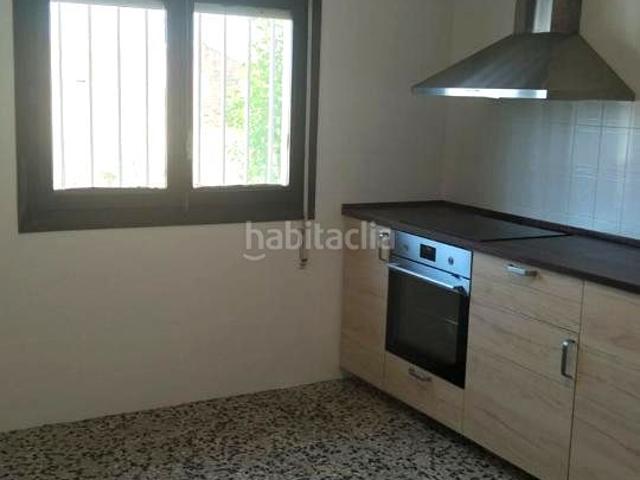 Casa adosada en venta en Torrelacárcel. CAS DE PUEBLO CON COCHERA CERRADA, PATIO Y BARBACOA. Casas adosadas.